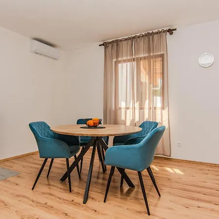 Gorgeous In Popovici With Wifi Hébergement de vacances